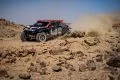 El vehículo de competición en acción durante el Dakar 2025, mostrando su maniobrabilidad.