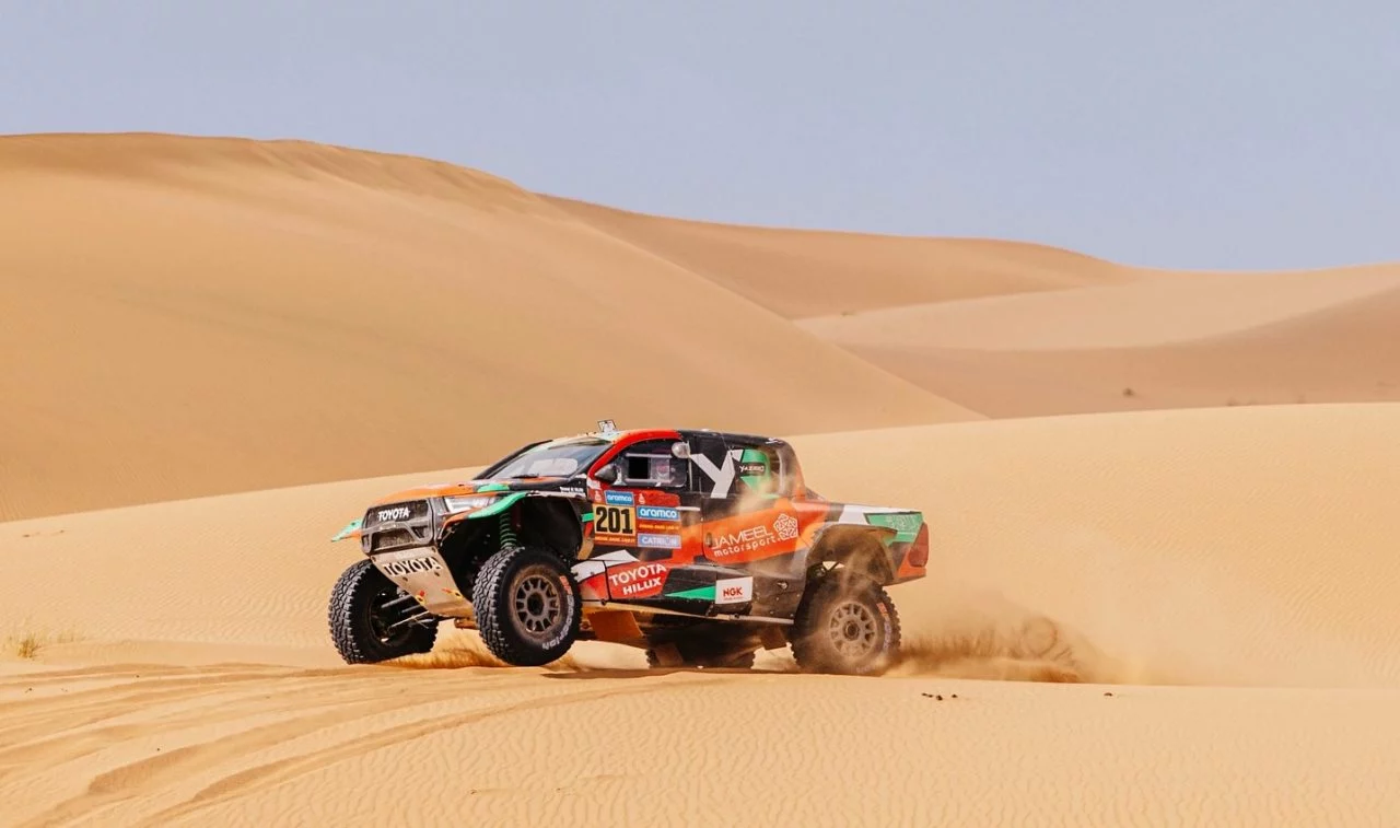 El vehículo atraviesa las dunas del desierto, demostrando su capacidad off-road.