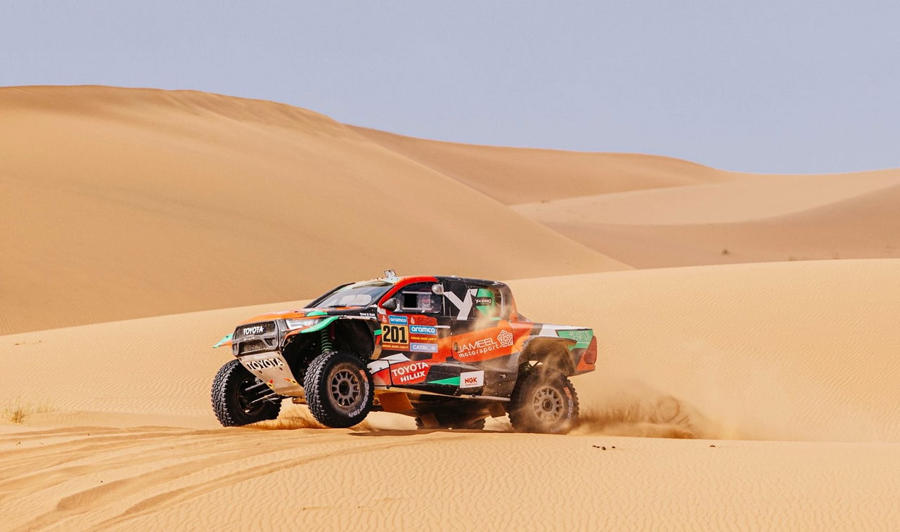 El vehículo atraviesa las dunas del desierto, demostrando su capacidad off-road.