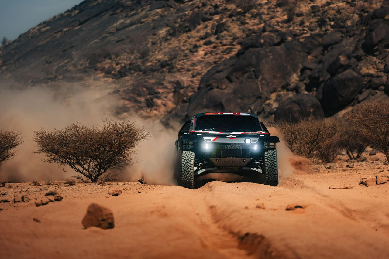 El Toyota de Henk Lategan destaca en el desierto, mostrando su potencia y agilidad.