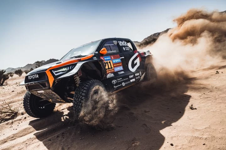 Henk Lategan lidera con Toyota en la prólogo del Rally Dakar 2025.