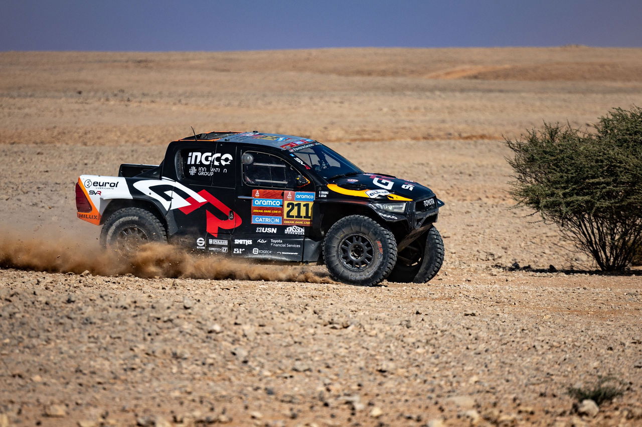 Coche de rally en acción, resaltando su aerodinámica y suspensión robusta.