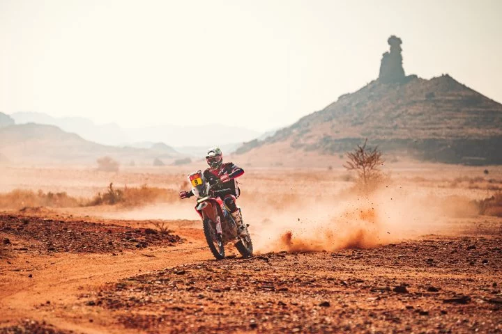 Ricky Brabec compitiendo en la etapa 7 del Dakar 2025, surcando el desierto.