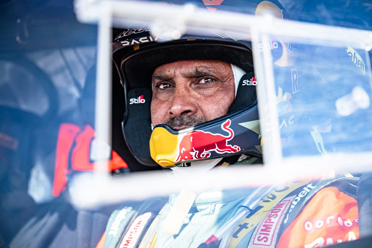 Imagen del piloto Nasser Al-Attiyah concentrado en su vehículo durante el Dakar 2025.