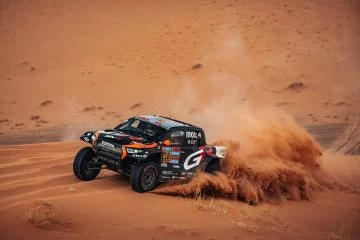 El Toyota de Henk Lategan destaca en la arena del Dakar 2025, mostrando su potencia y versatilidad.