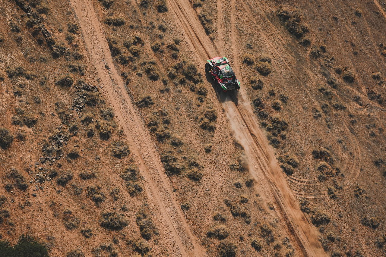 El vehículo avanza por terrenos áridos en la etapa 8 del Dakar 2025.