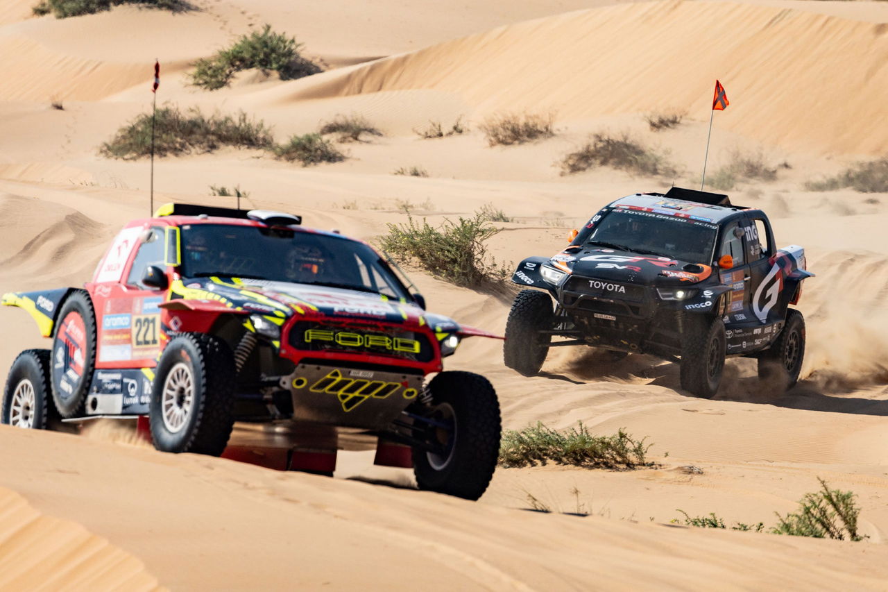 Yazeed Al-Rajhi y Mattias Ekström compiten en el Dakar 2025.