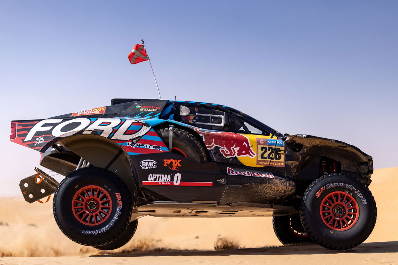 El Ford Raptor se destaca en el Dakar 2025, con su diseño agresivo y robusto.