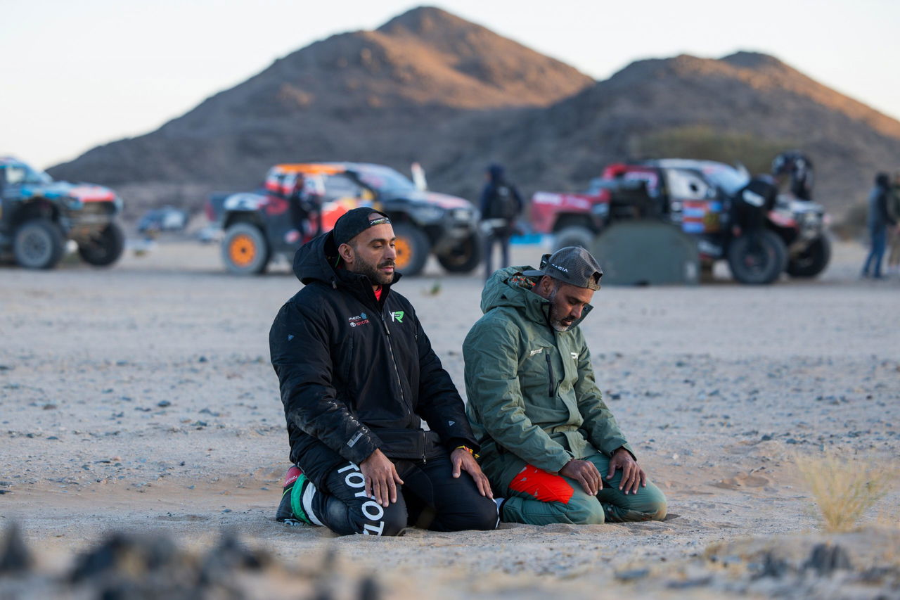 Yazeed Al-Rajhi y su compañero reflexionan en la dura etapa del Dakar 2025.