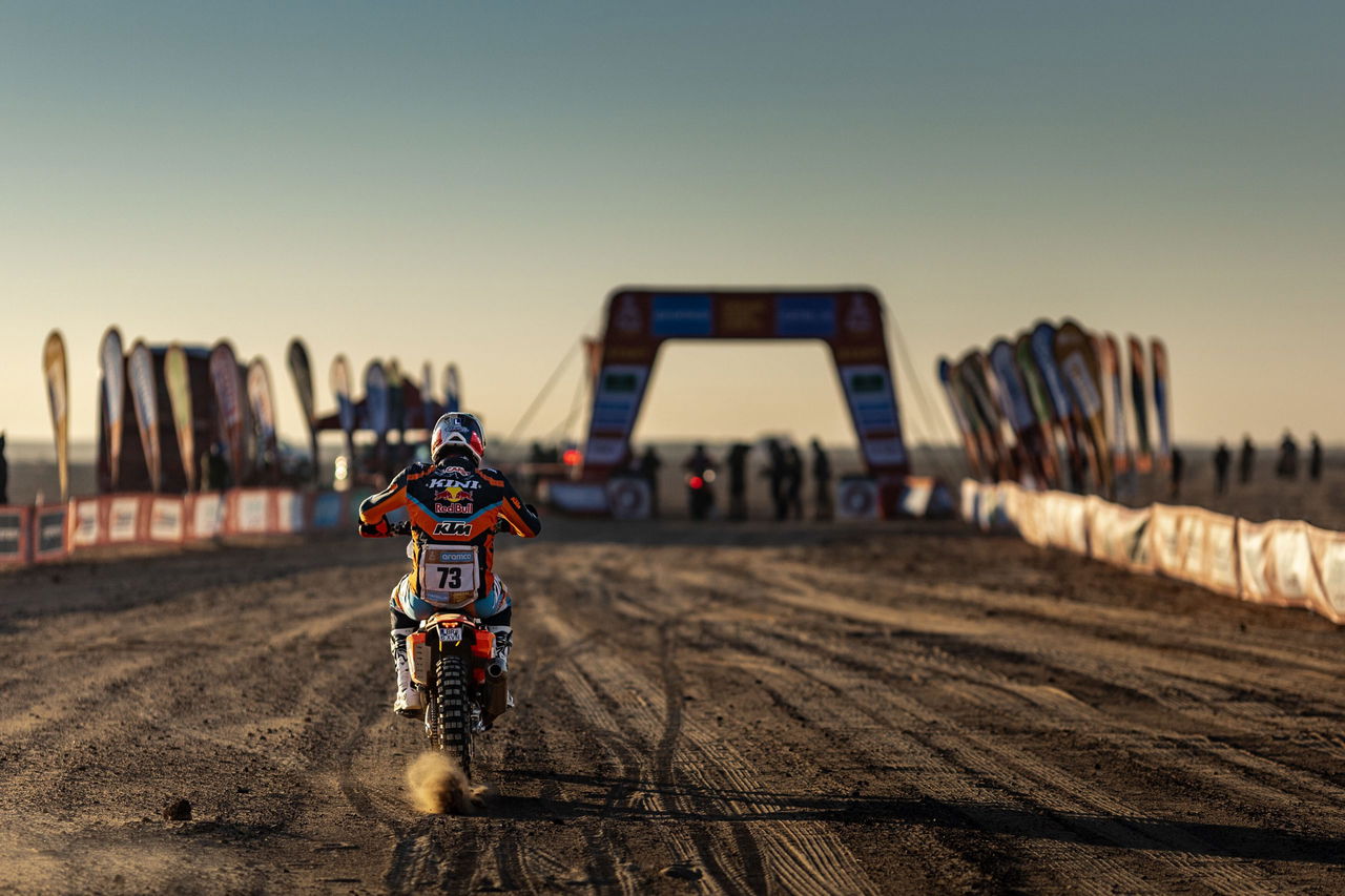 Un competidor avanza hacia la meta en el Dakar 2025, un momento decisivo en la carrera. 