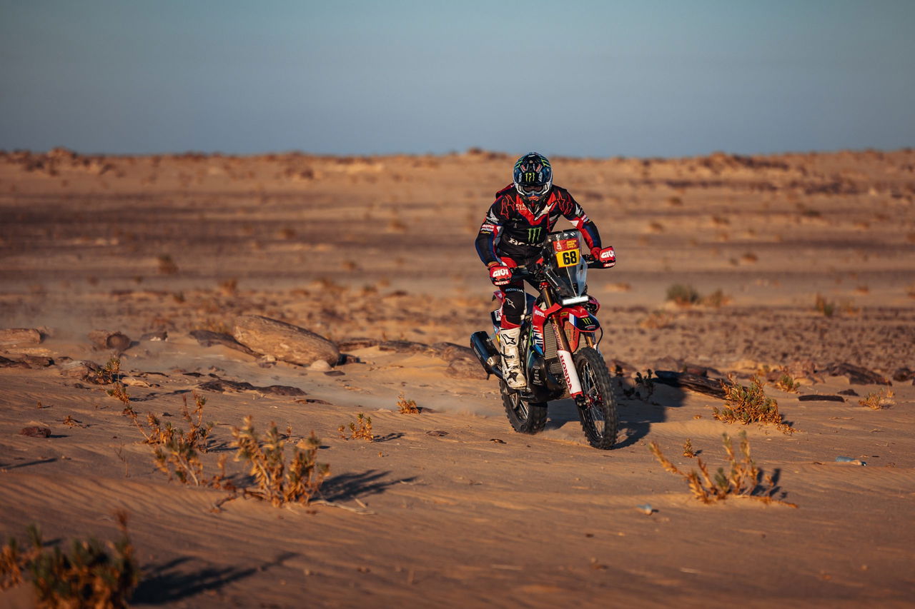 Daniel Sanders, a bordo de su Rally2, conquista las dunas del Dakar 2025.