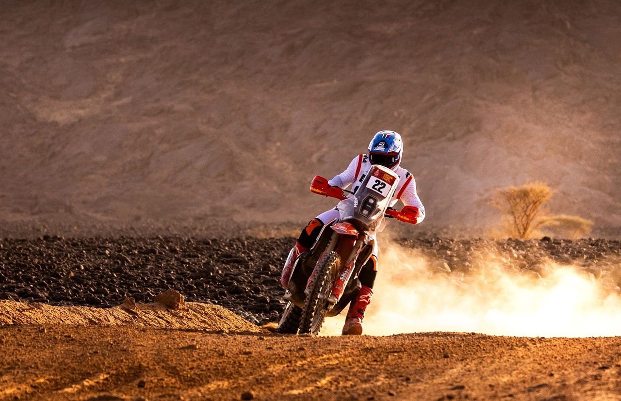 Daniel Sanders avanza con determinación en el Dakar 2025, perfilando su camino hacia la victoria.