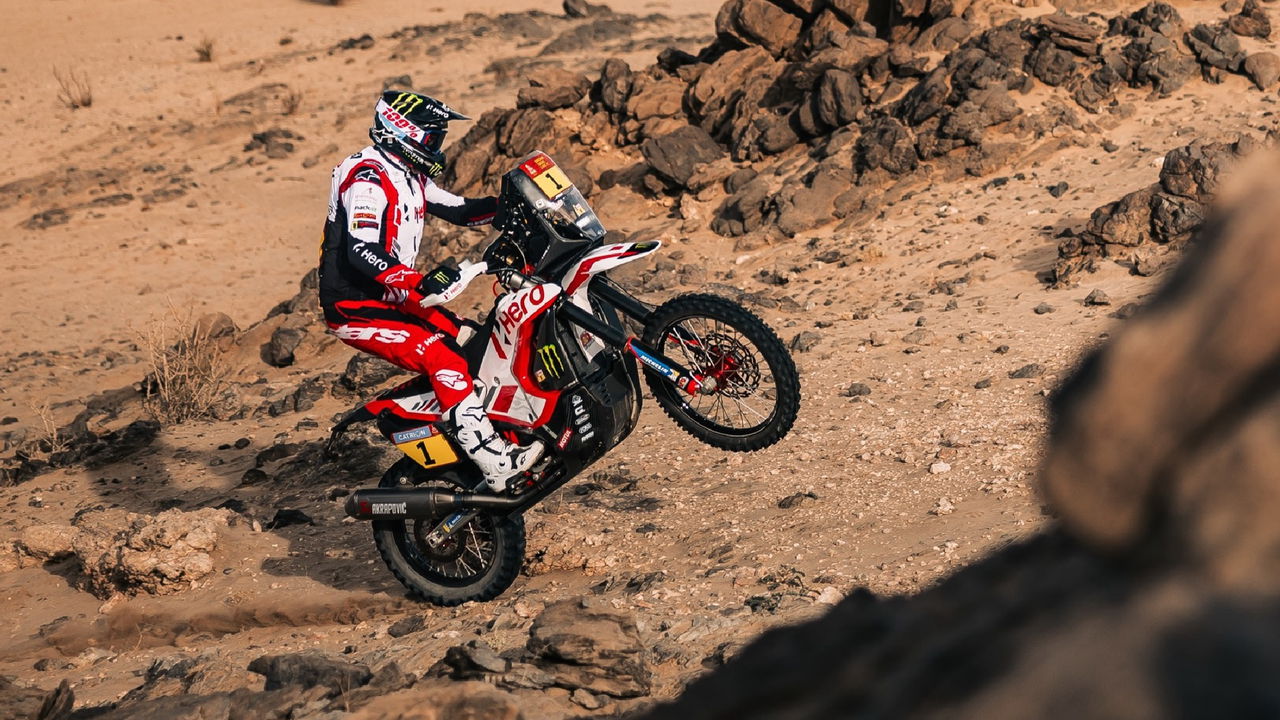 Edgar Canet con KTM mostrando su destreza en el Rally Dakar 2025.