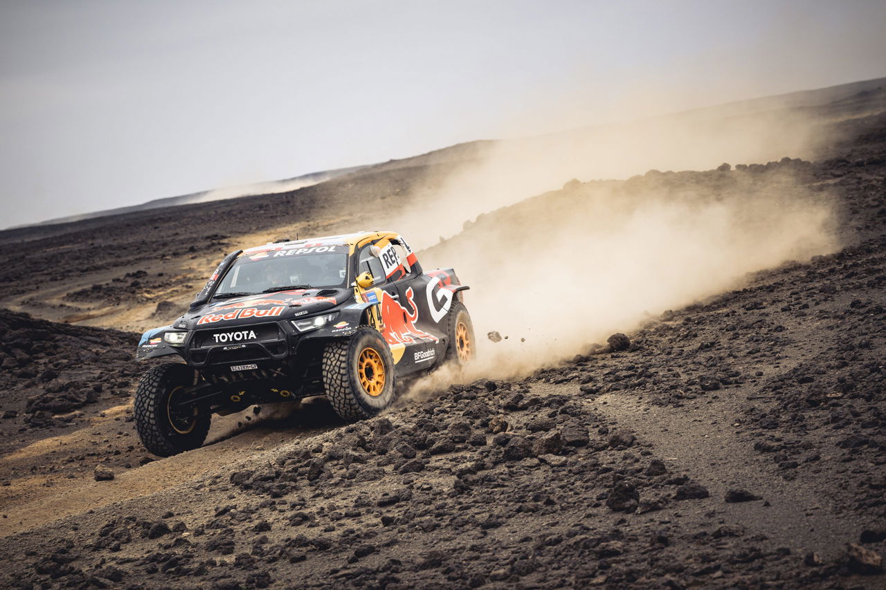 El Toyota de Quintero se enfrenta al duro terreno en el Dakar 2025.