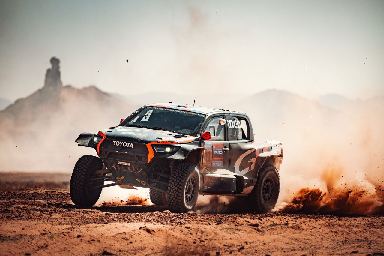 El Toyota compite en el Dakar 2025, mostrando su potencia en terreno desértico.