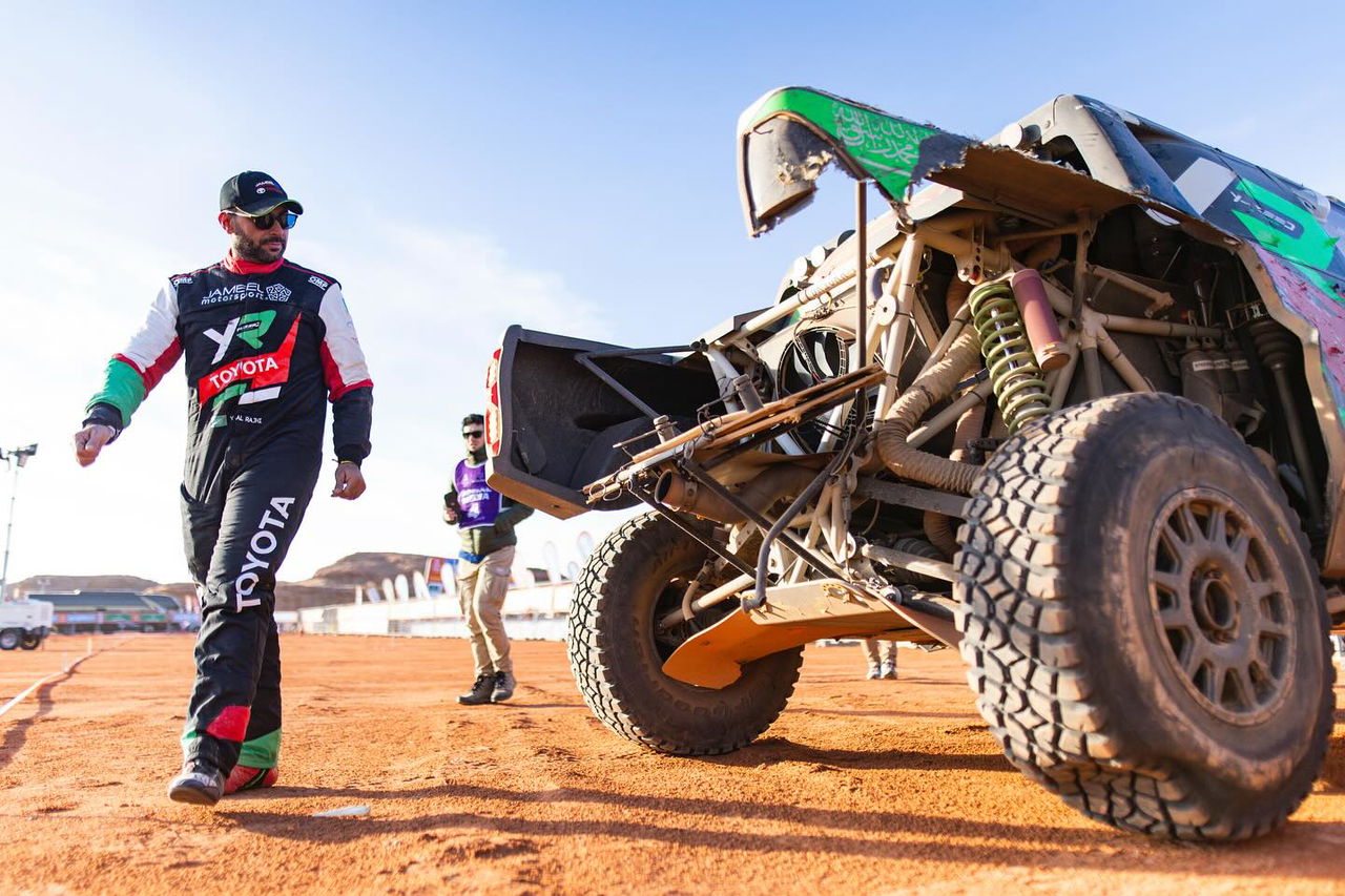 Vista de un coche de rally en el Dakar 2025, destacando su diseño robusto y funcional