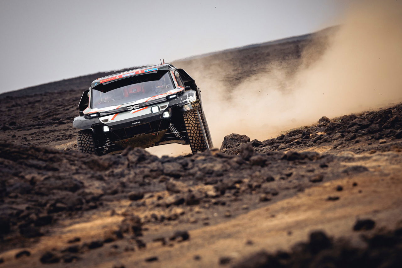 El coche de Nasser Al-Attiyah se enfrenta a un terreno desértico en el Dakar 2025.