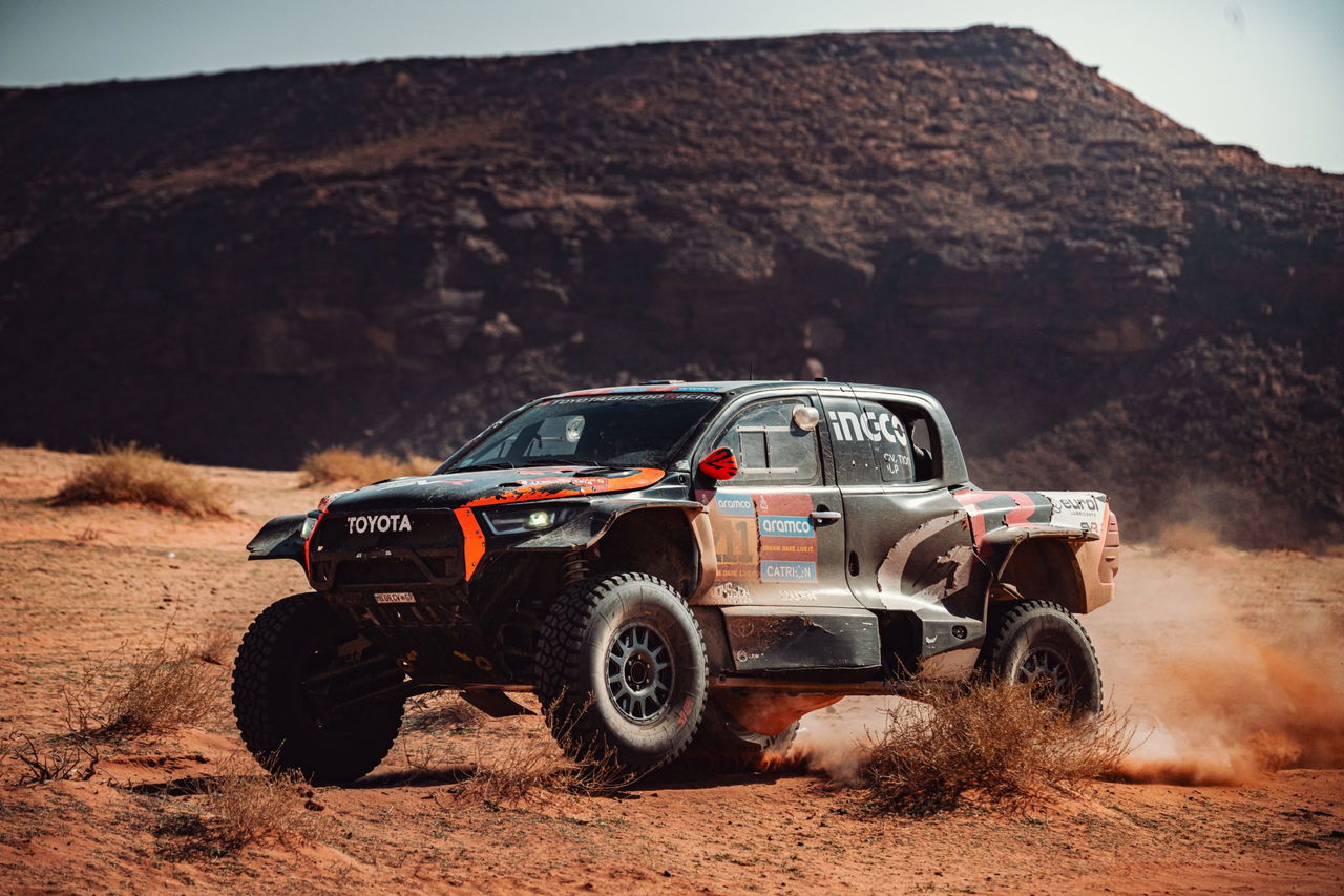 El Toyota de Nasser Al-Attiyah, en plena acción. Velocidad y destreza en Dakar. 