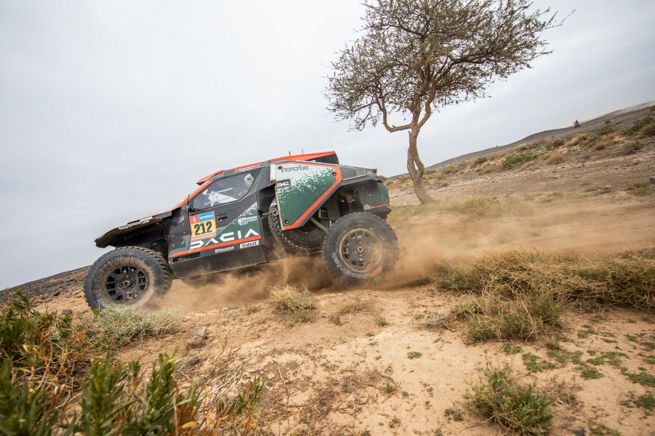 El Dacia de Nasser Al-Attiyah avanza decidido por el desierto en el Dakar 2025.