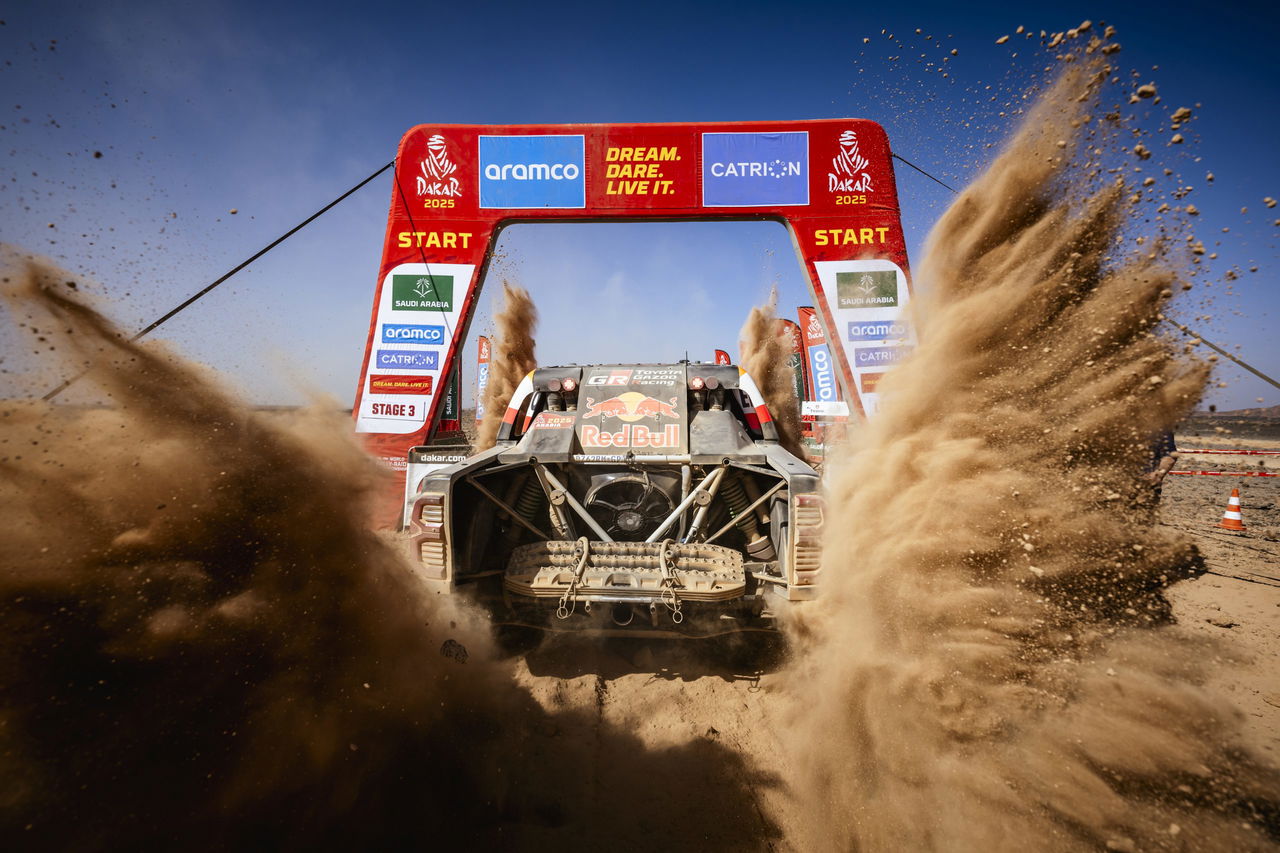 Nasser Al-Attiyah acelera con su vehículo en la etapa 4 del Dakar 2025.