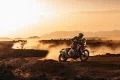 Tosha Schareina compitiendo en Dakar 2025 en un paisaje desértico. 