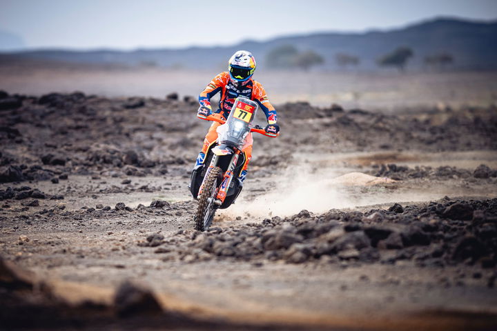 Luciano Benavides compitiendo en el Dakar 2025, avanzando por un terreno desértico. 