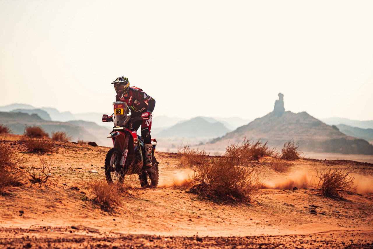 Luciano Benavides avanza en la etapa 5 del Dakar 2025, buscando recuperar tiempo.