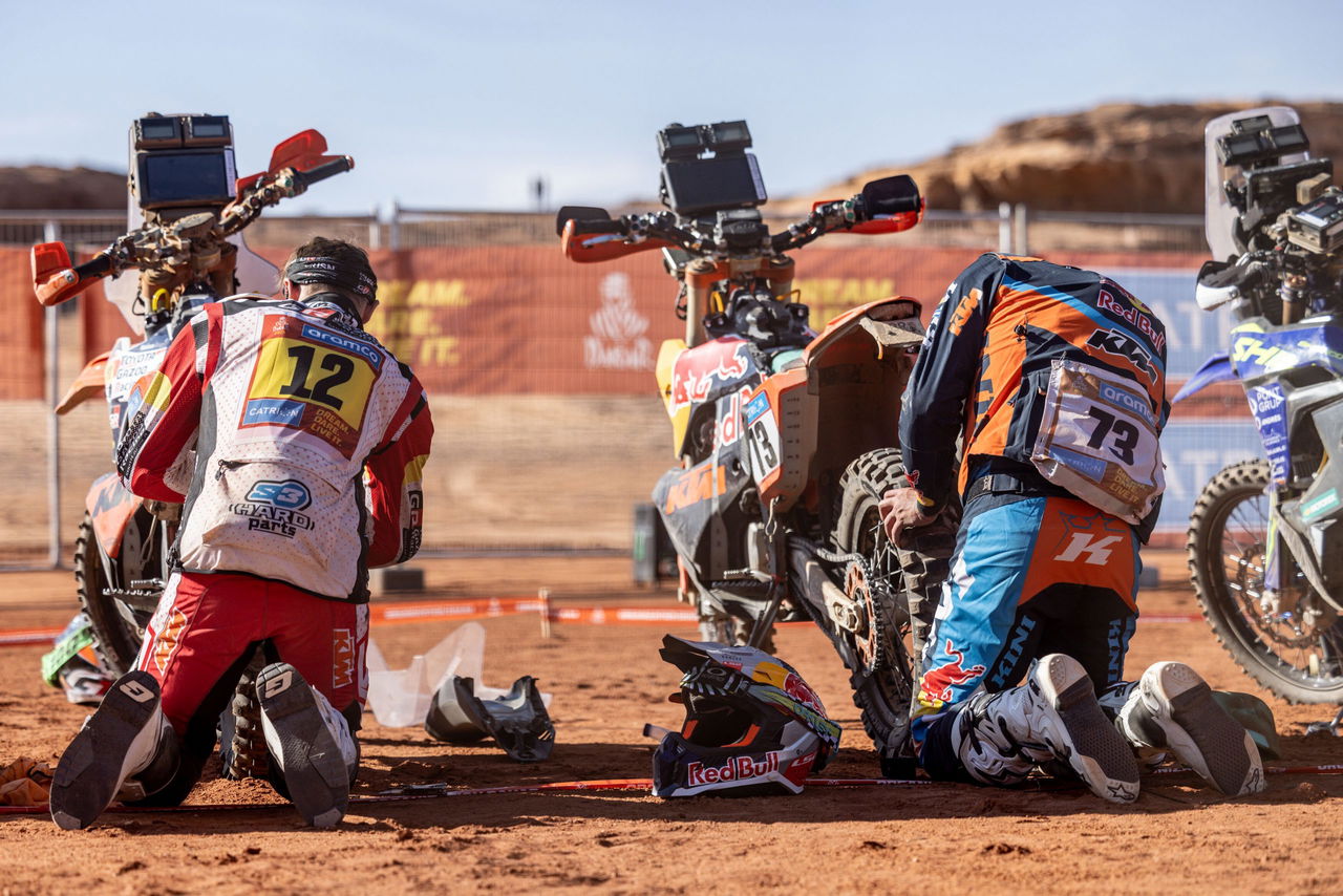 Luciano Benavides y Tosha Schareina realizan ajustes en sus motos en el Dakar 2025.