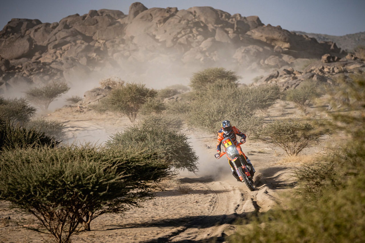 Lorenzo Santolino en plena acción durante la etapa 3 del Dakar 2025.