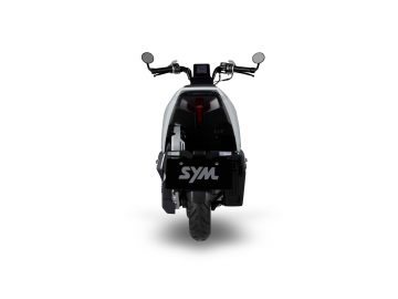 Vista trasera y lateral del scooter SYM PE3, destacando su diseño moderno.