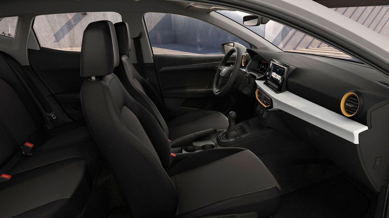 Interior del SEAT Ibiza, destacando materiales y diseño moderno.