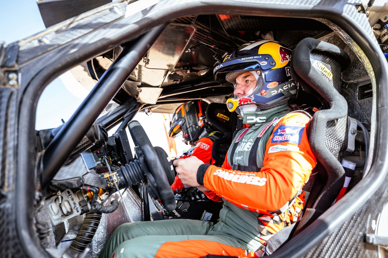 Sébastien Loeb en el interior de su coche de rally, mostrando su concentración.