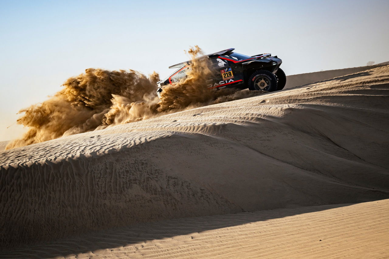 Sébastien Loeb compitiendo en el Dakar 2025, marca Dacia, momento de abandono.