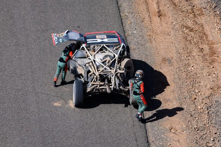 Sébastien Loeb enfrenta un serio contratiempo tras su vuelco en el Dakar 2025.