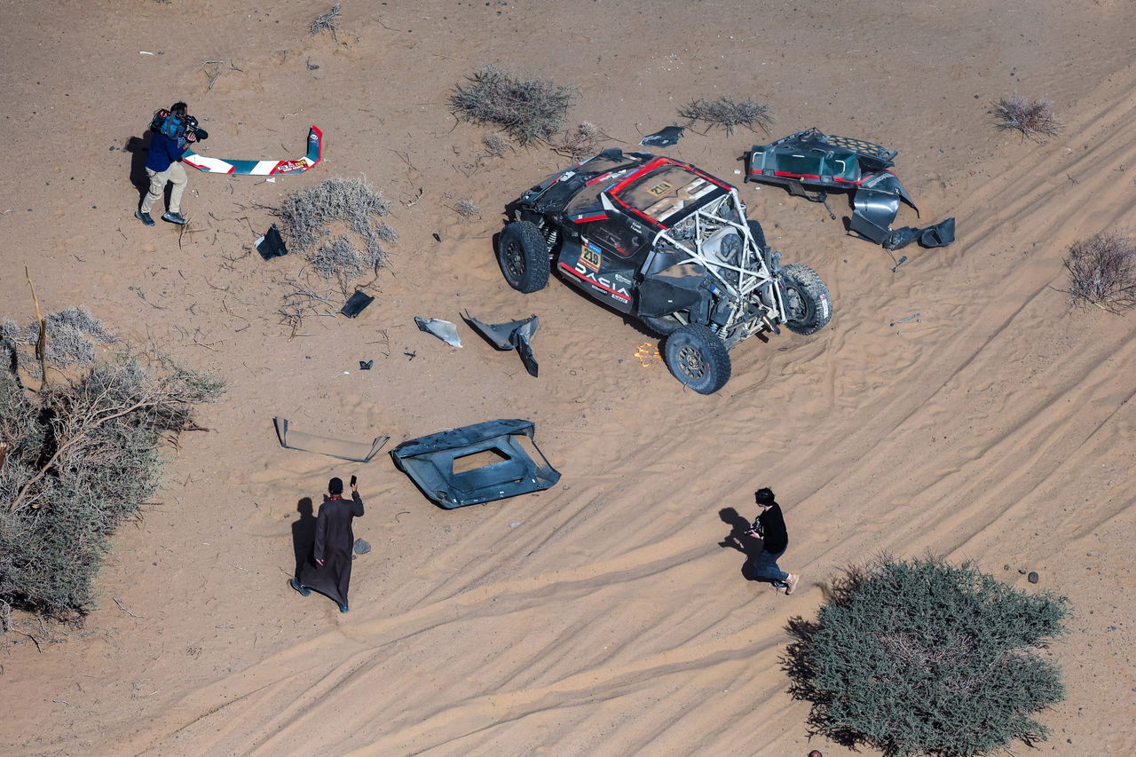 Oficial: Sébastien Loeb también es excluido del Rally Dakar 2025 tras su vuelco.