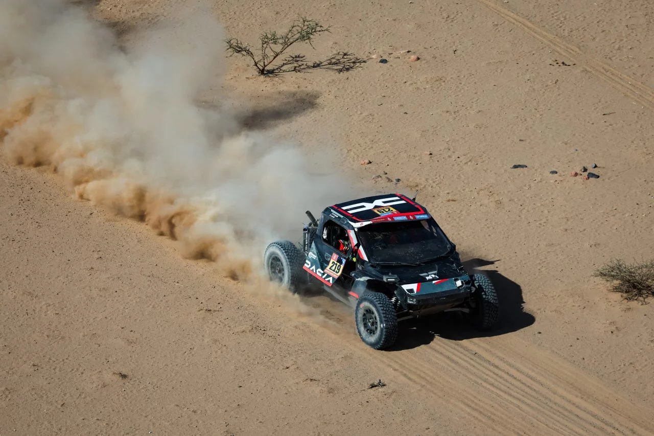 Sébastien Loeb y Fabian Lurquin en su Dacia Sandrider durante la Etapa 3 del Dakar 2025