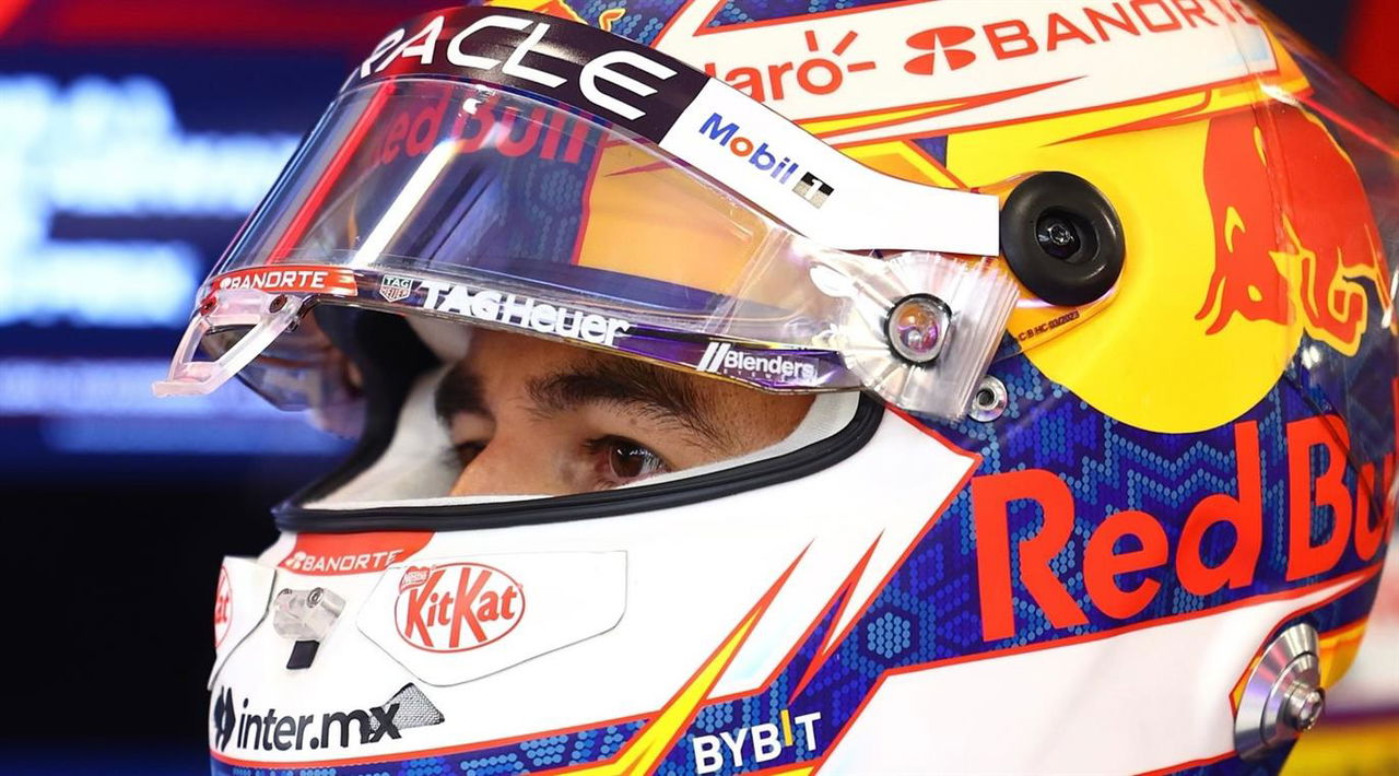 El piloto Sergio Pérez preparado para la carrera con el casco de Red Bull Racing.