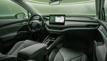 Interior del Skoda Enyaq 2025, destaca su diseño moderno y tecnológico.