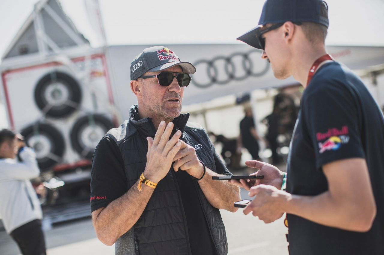 Stéphane Peterhansel dialoga, preparándose para un nuevo desafío en el Rally Dakar.