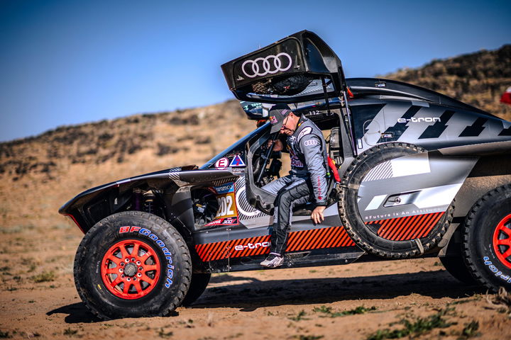 Stéphane Peterhansel se prepara para el desafío del Dakar en su Audi e-tron.