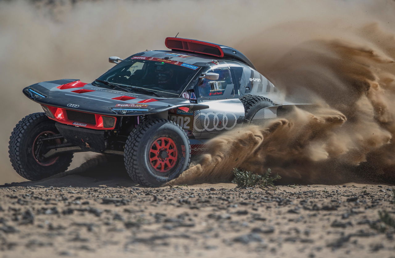 Stéphane Peterhansel compitiendo con su Audi en un terreno desafiante.