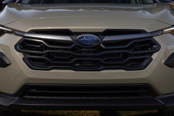 Vista frontal del Subaru Crosstrek Hybrid 2025, destacando su diseño robusto y parrilla distintiva.