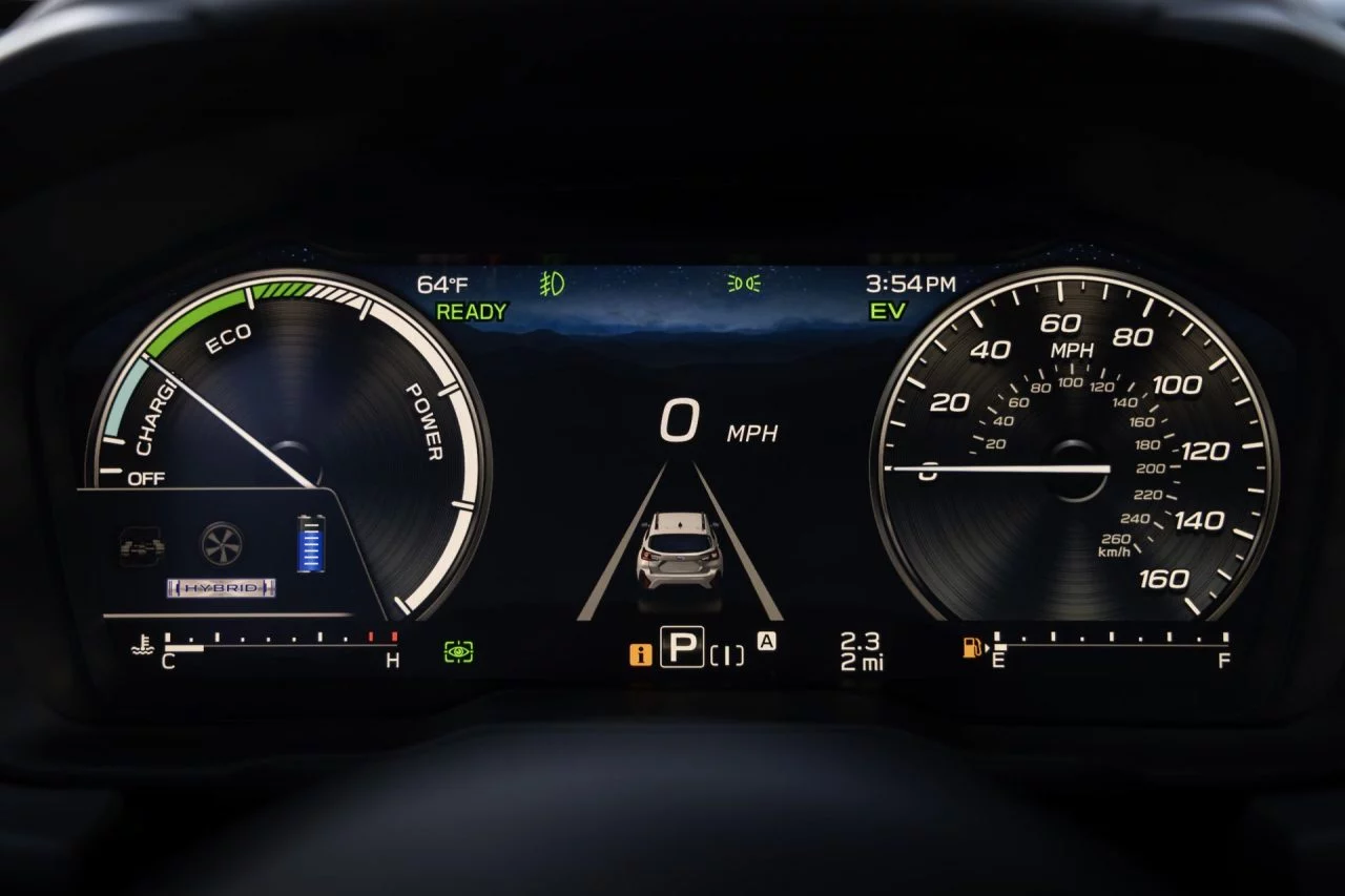 Pantalla digital que muestra información esencial del Subaru Crosstrek Hybrid 2025.