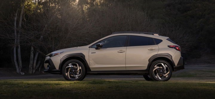 Vista lateral del Subaru Crosstrek Hybrid 2025, mostrando su diseño robusto y dinámico.