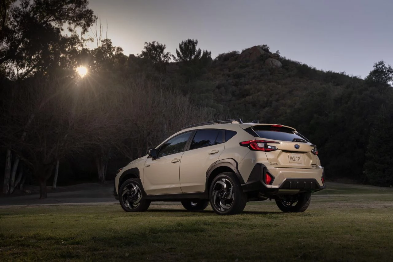 Vista lateral y trasera del nuevo Subaru Crosstrek Hybrid 2025.