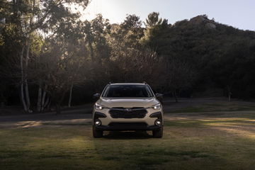 Vista frontal del Subaru Crosstrek Hybrid 2025, destacando su diseño robusto y moderno.