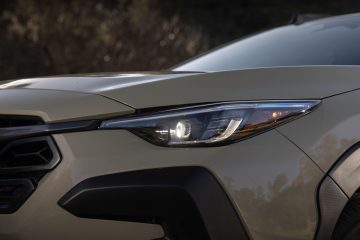 Detalle del faro y parrilla del Subaru Crosstrek Hybrid 2025, mostrando su diseño moderno.