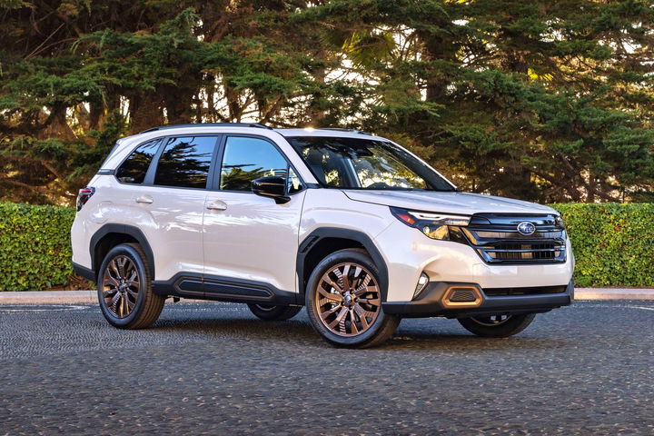 El Subaru Forester 2025 presenta un diseño robusto y elegante, ideal para aventuras.