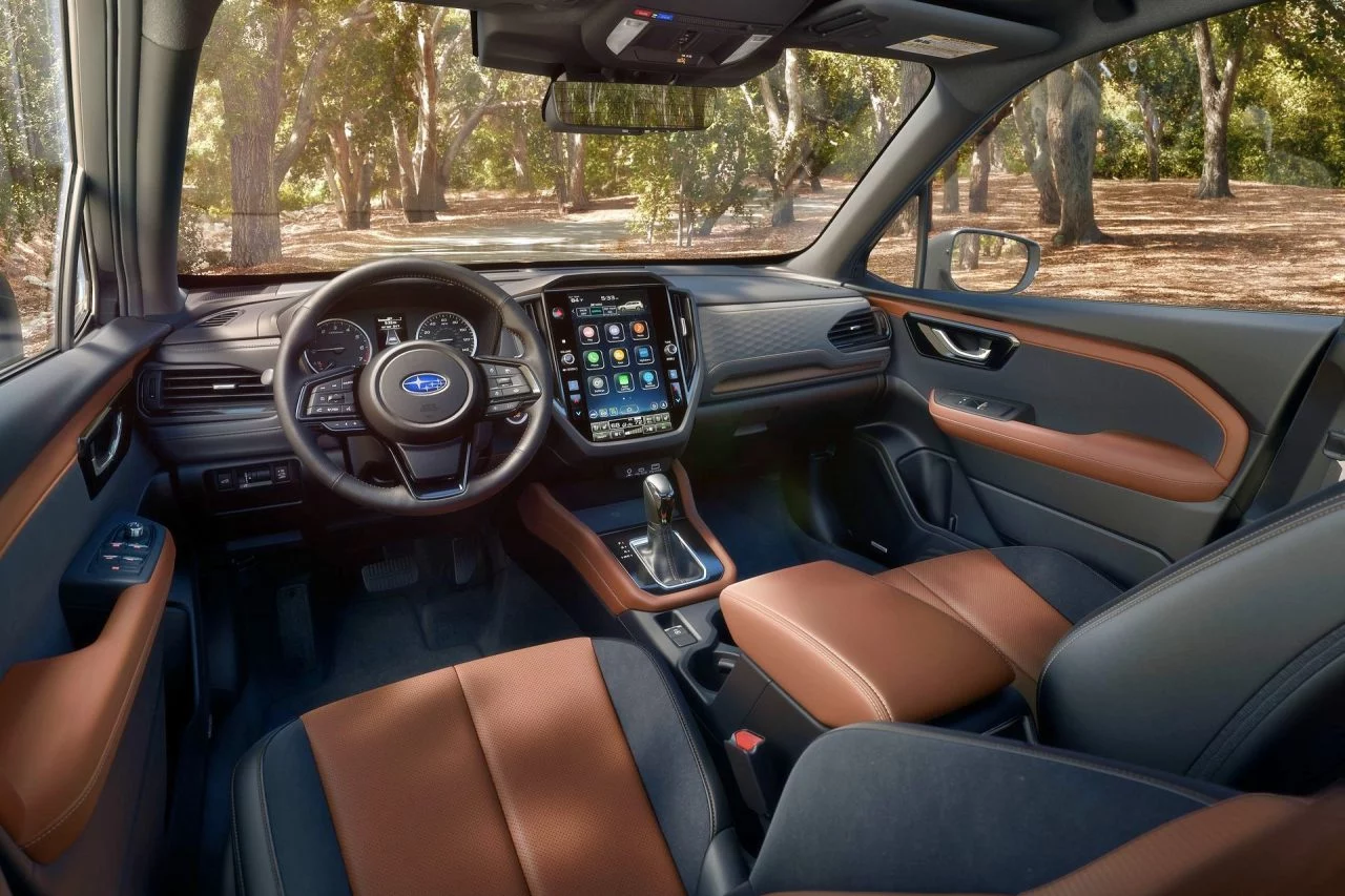 Interior del Subaru Forester 2025 presenta un diseño moderno y materiales de calidad.