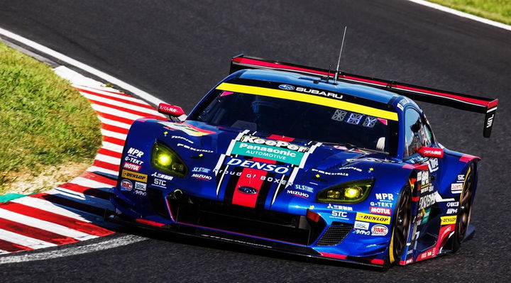 El Subaru Super GT GT300 despliega su aerodinámica en plena carrera.